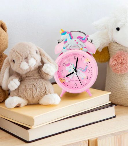 reveil-licorne-lumineux-a-quartz-avec-veilleuse-rose-lit
